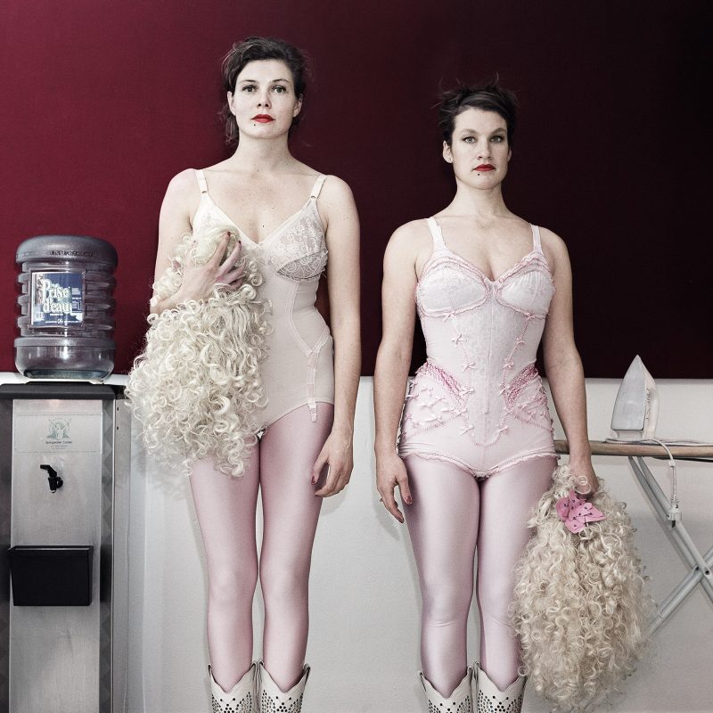 Intieme narratieven 8 Twee vrouwen in opvallende Dolly Parton kostuums.