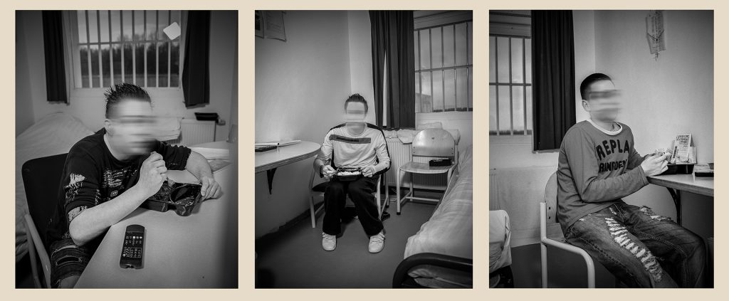 Stop met polijsten! 1 Een drieluik van zwart-witfoto’s door fotograaf Ilya van Marle, die een inkijkje geeft in het dagelijks leven binnen een justitiële inrichting voor jongeren. De beelden tonen de sobere realiteit van de leefomgeving (cel) waarin jongeren verblijven tijdens hun detentie of preventieve hechtenis