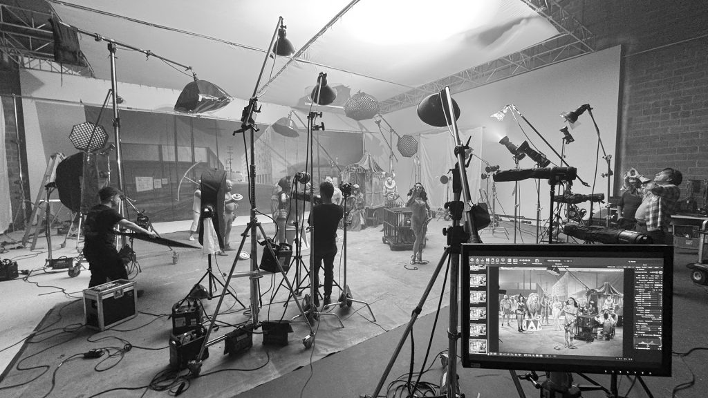 Licht als taal met Julia Fullerton-Batten in London 1 Met dag in de studio in London met Julia Fullerton Batten. Werkend met Profoto heads, haze machines en geschilderde achtergronden.