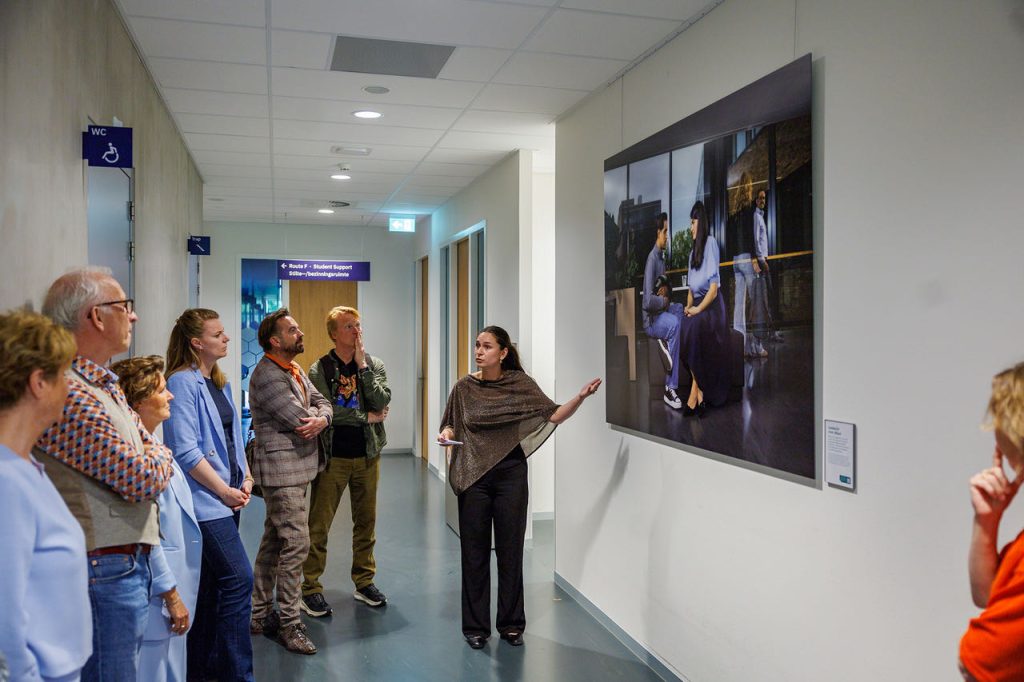 De stille moed van eerlijk zichtbaar durven zijn — acht beelden die kloppen 1 Twee mensen in gesprek bij Hogeschool Leiden — luisteren met volledige aandacht